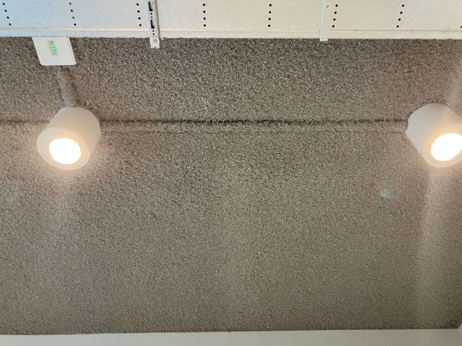 Houtlab cellulosevlokken brandtrappenhuis