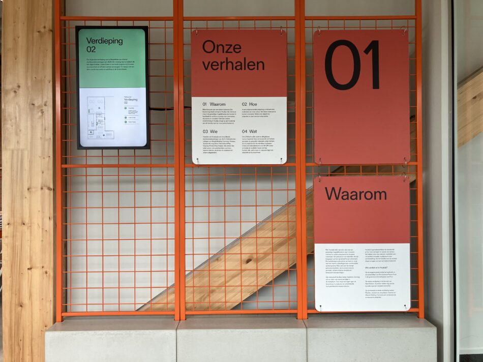 Houtlab oranje rekken