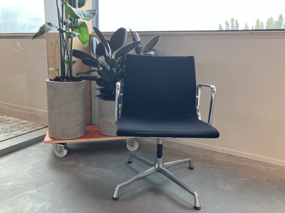 Houtlab stoelen aanlandplek Eams 107