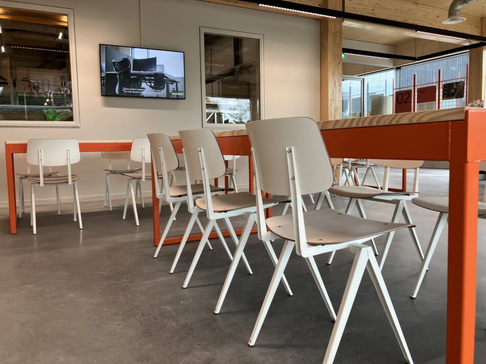 Houtlab stoelen in werkcafe