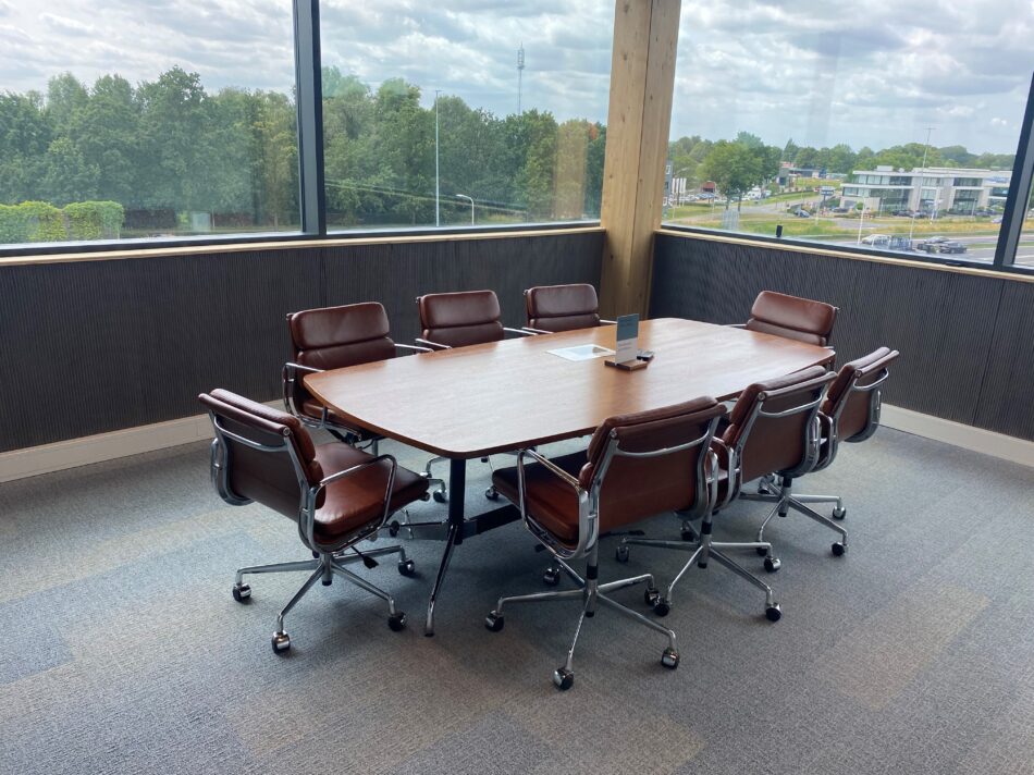 Houtlab vergadertafel en stoelen refurbished